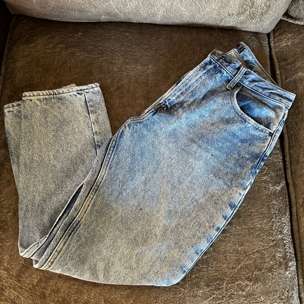 Abercrombie & Fitch High Rise Mom Jean Light Wash